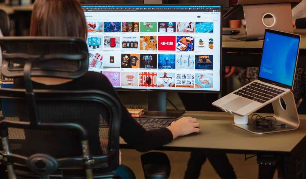 How to Choose Second Monitor for Your Laptop?