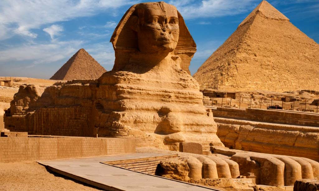 Great Sphinx and Pyramids of Giza on a sunny day, highlighting Egypt's ancient wonders.