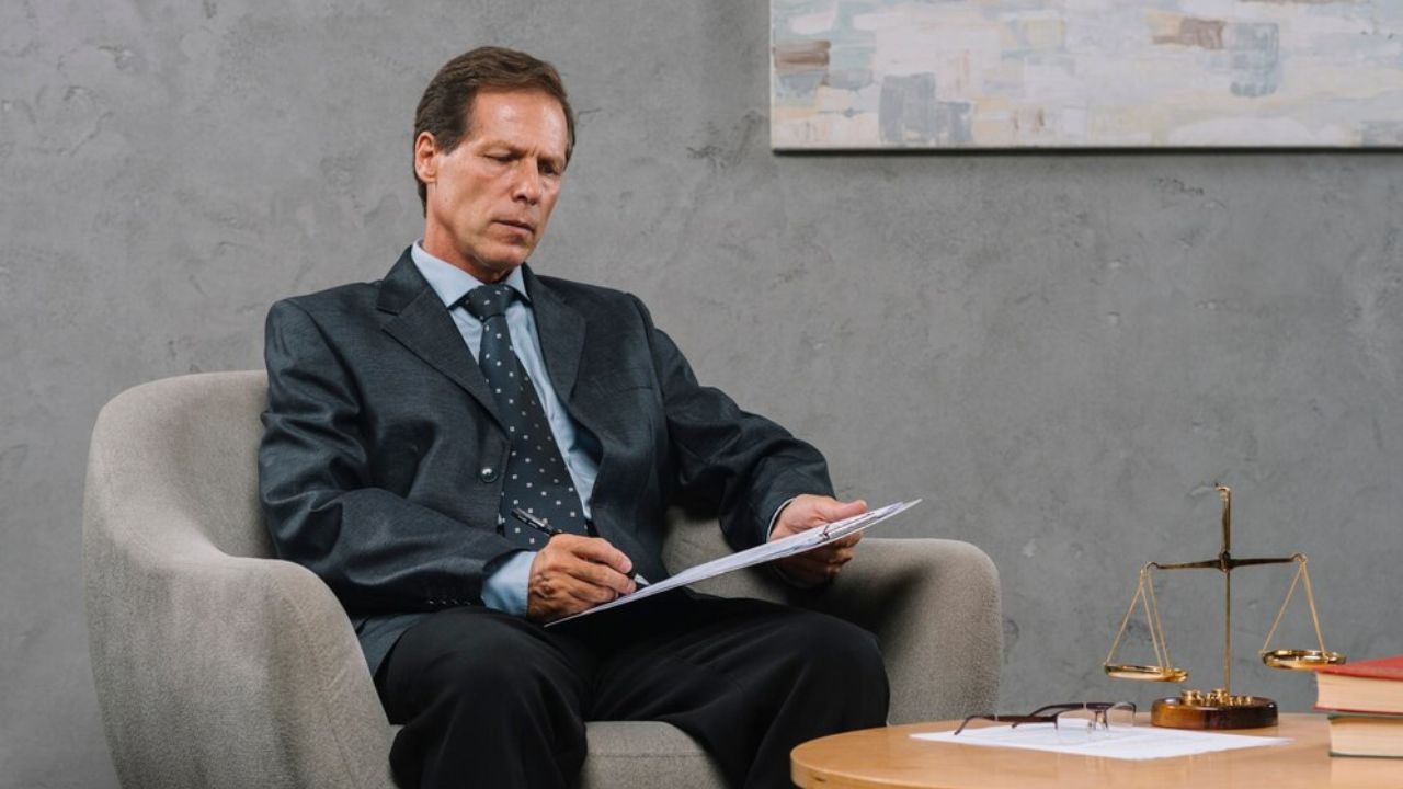 Criminal Lawyer Defend Rights in Court